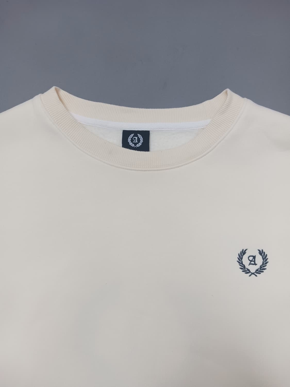 [프리] 어반드레스 자수로고 크림 기모 맨투맨 스웨트셔츠 상품이미지3