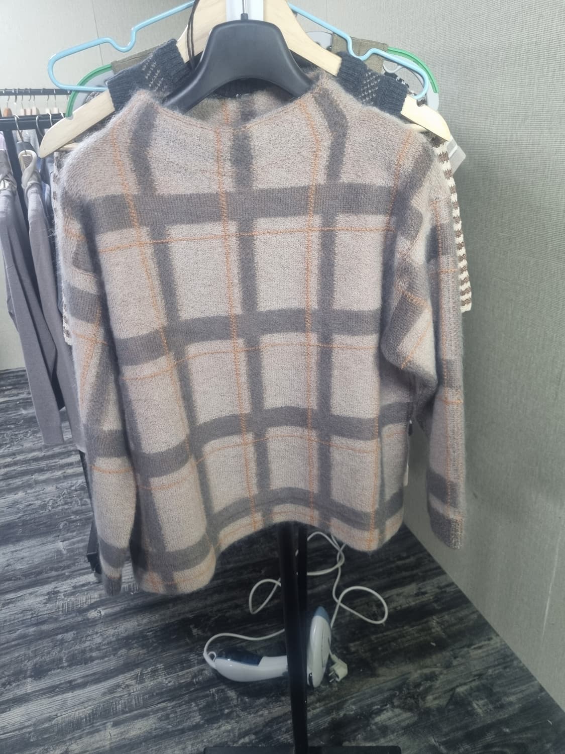 이태리명품 안드레모리스 고급스러운 체크 패턴의 니트 상품이미지1