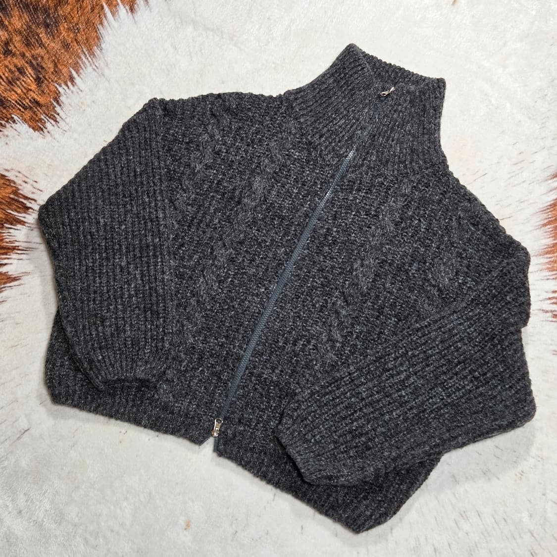 챠콜 하이넥 크롭 투웨이 니트집업 상품이미지1