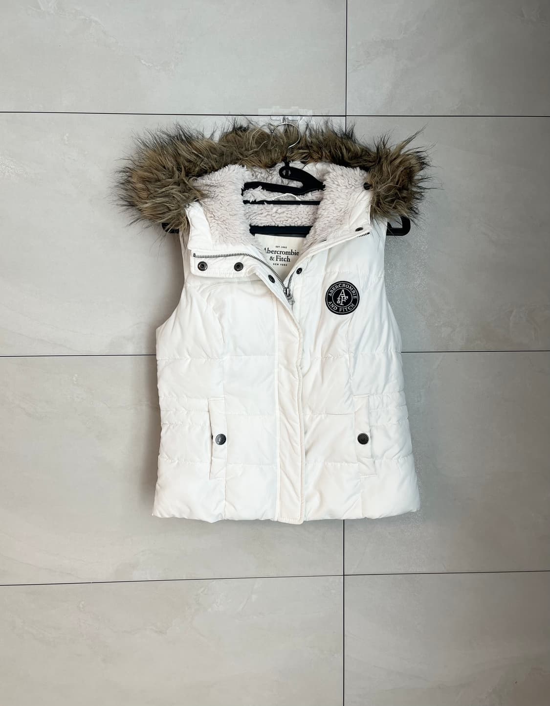 [유일매물] 아베크롬비 앤 피치 울프죠 화이트 패딩 조끼 [S] 상품이미지4