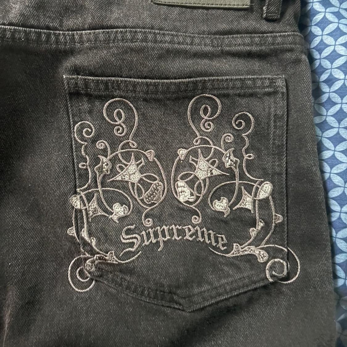 슈프림 x 쿠지 엠브로이더드 루즈 핏 진 블랙 상품이미지2