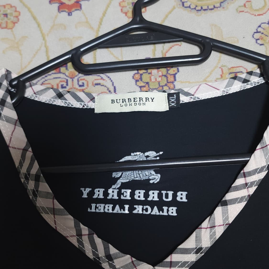 버버리 브이넥 반팔티셔츠
95 상품이미지2