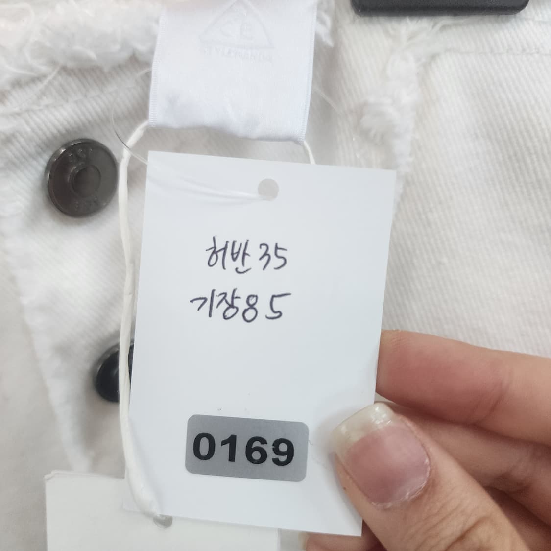 스타일난다 화이트 데님 컷팅 스커트 상품이미지10