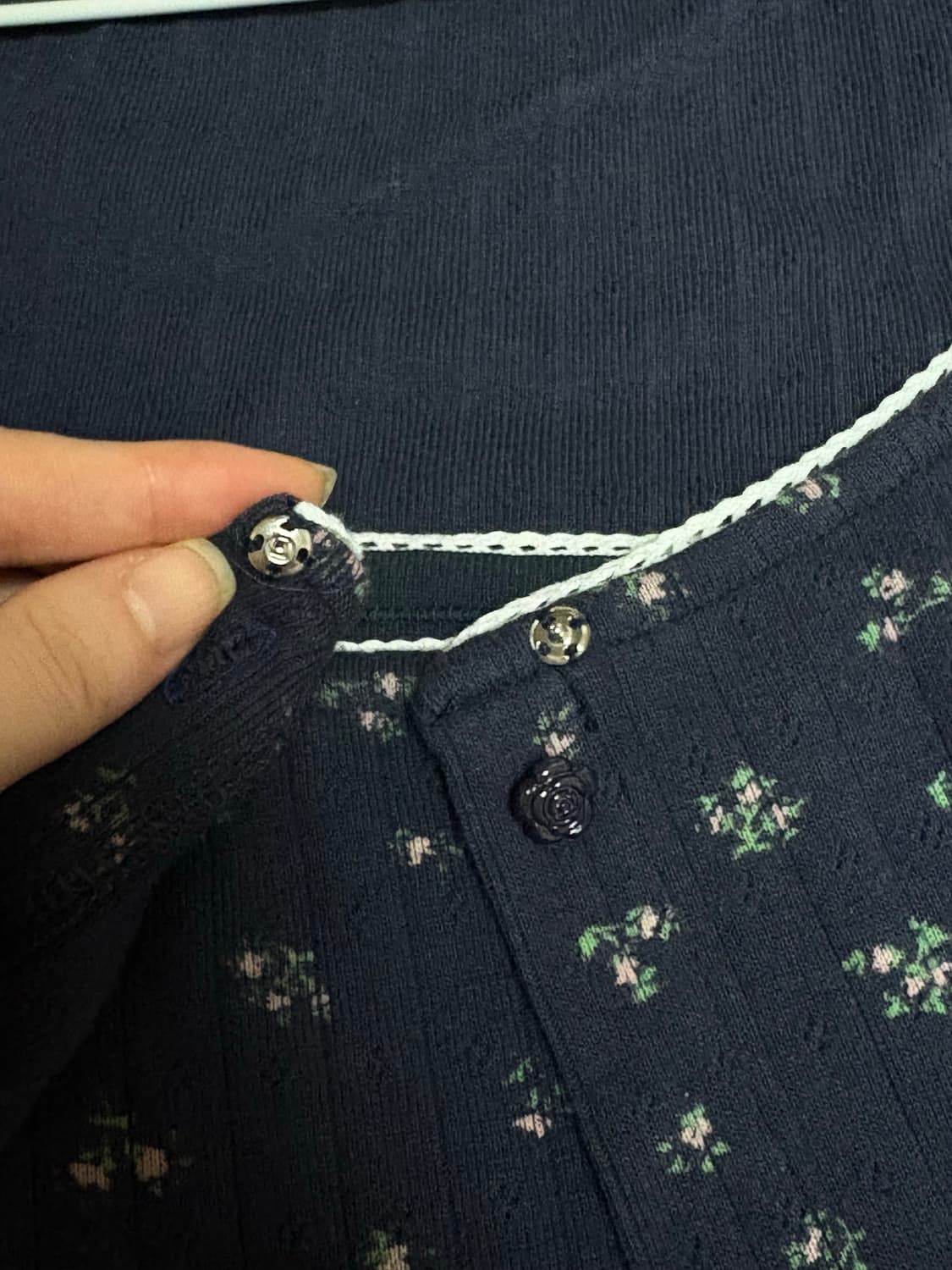 (소올착용) 어윗 AWIT 로지 펀칭 슬리브리스 나시가디건 세트 네이비 상품이미지4