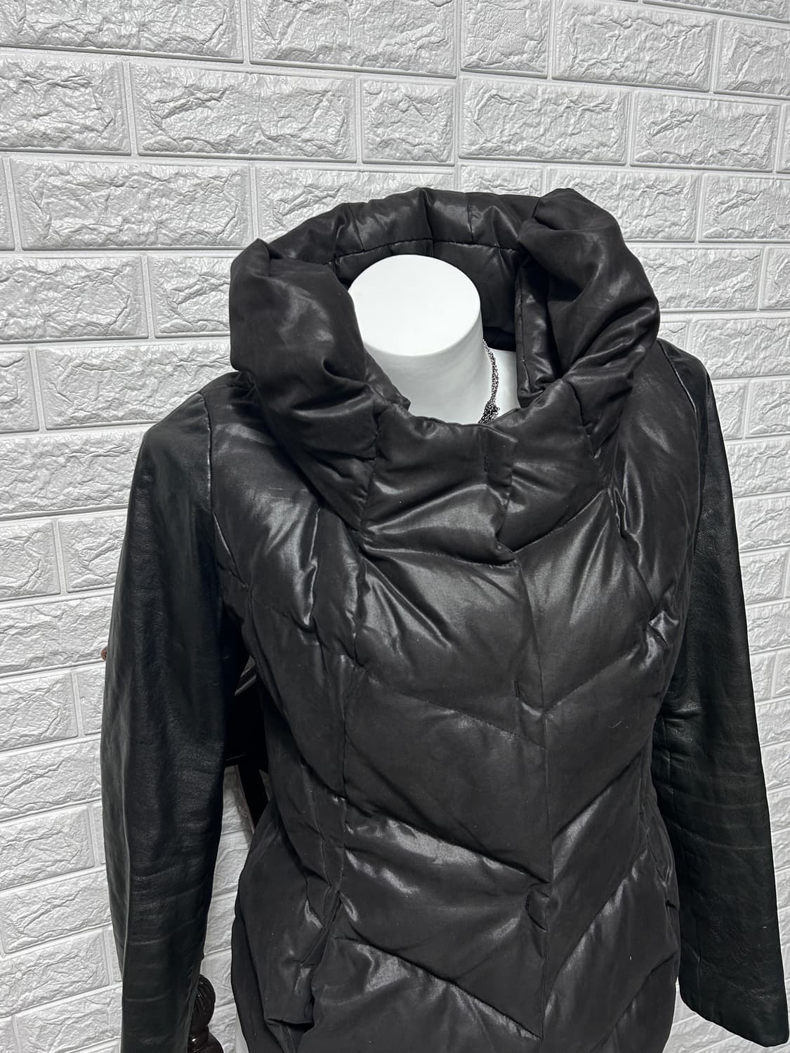 Demoo Parkchoonmoo 패디드 레더 암 자켓 상품이미지3