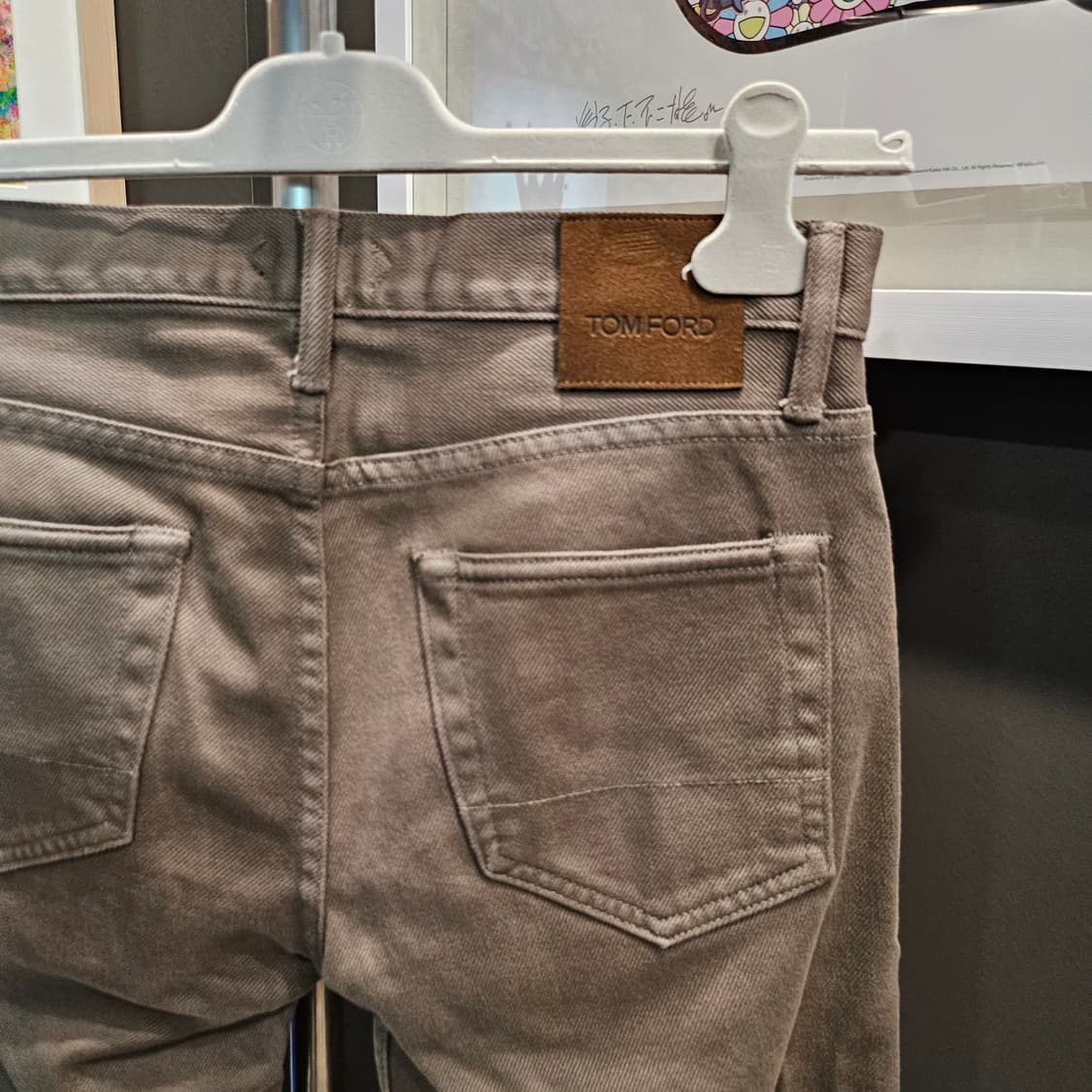 톰포드 스웨이드 패치로고 슬림핏 데님팬츠 상품이미지4