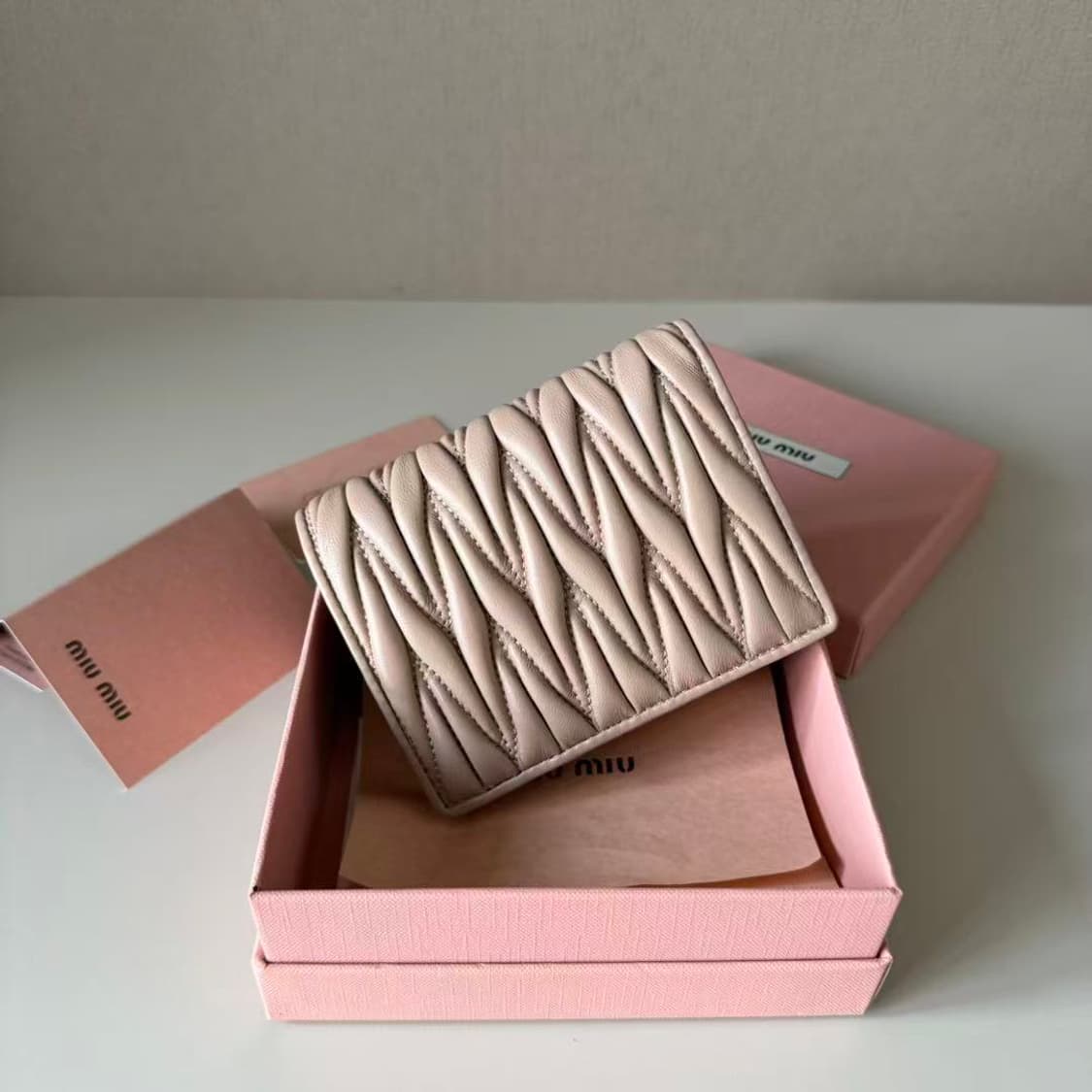 미우 미우 마테라쎄 나파 레더 카드 반지갑 알라바스터 상품이미지6