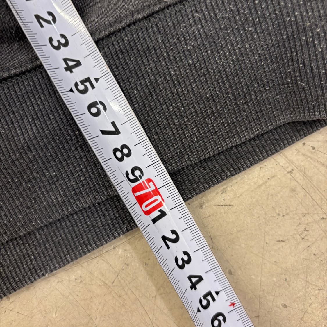 캘빈클라인 진스 차콜 센터로고 맨투맨 상품이미지4