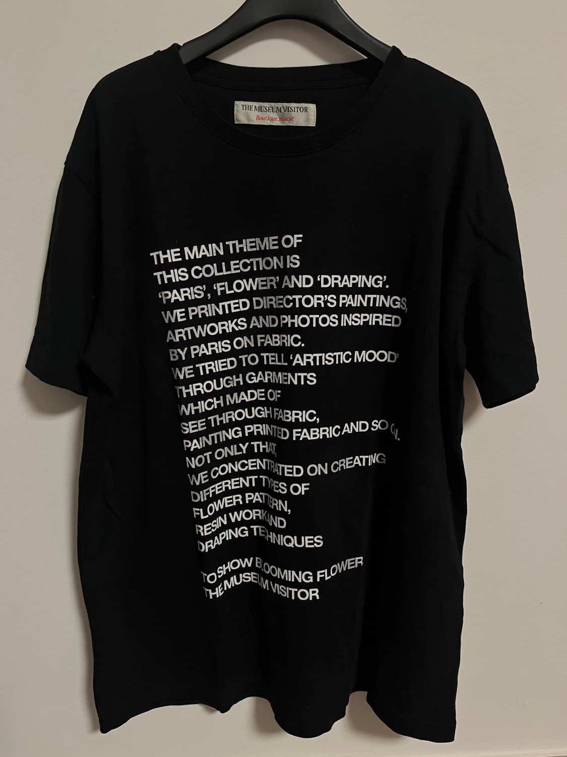 The museum visitor heart sprayed t shirt 상품이미지1