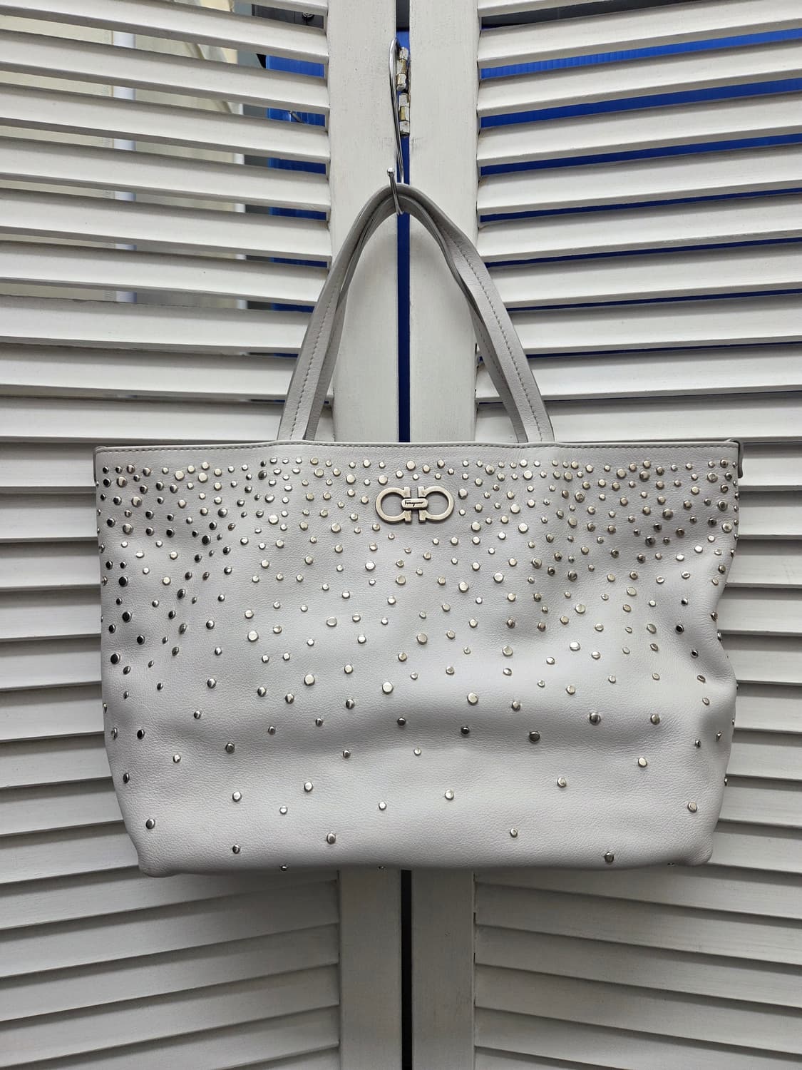 살바토레페라가모 스터드 토트백 상품이미지1