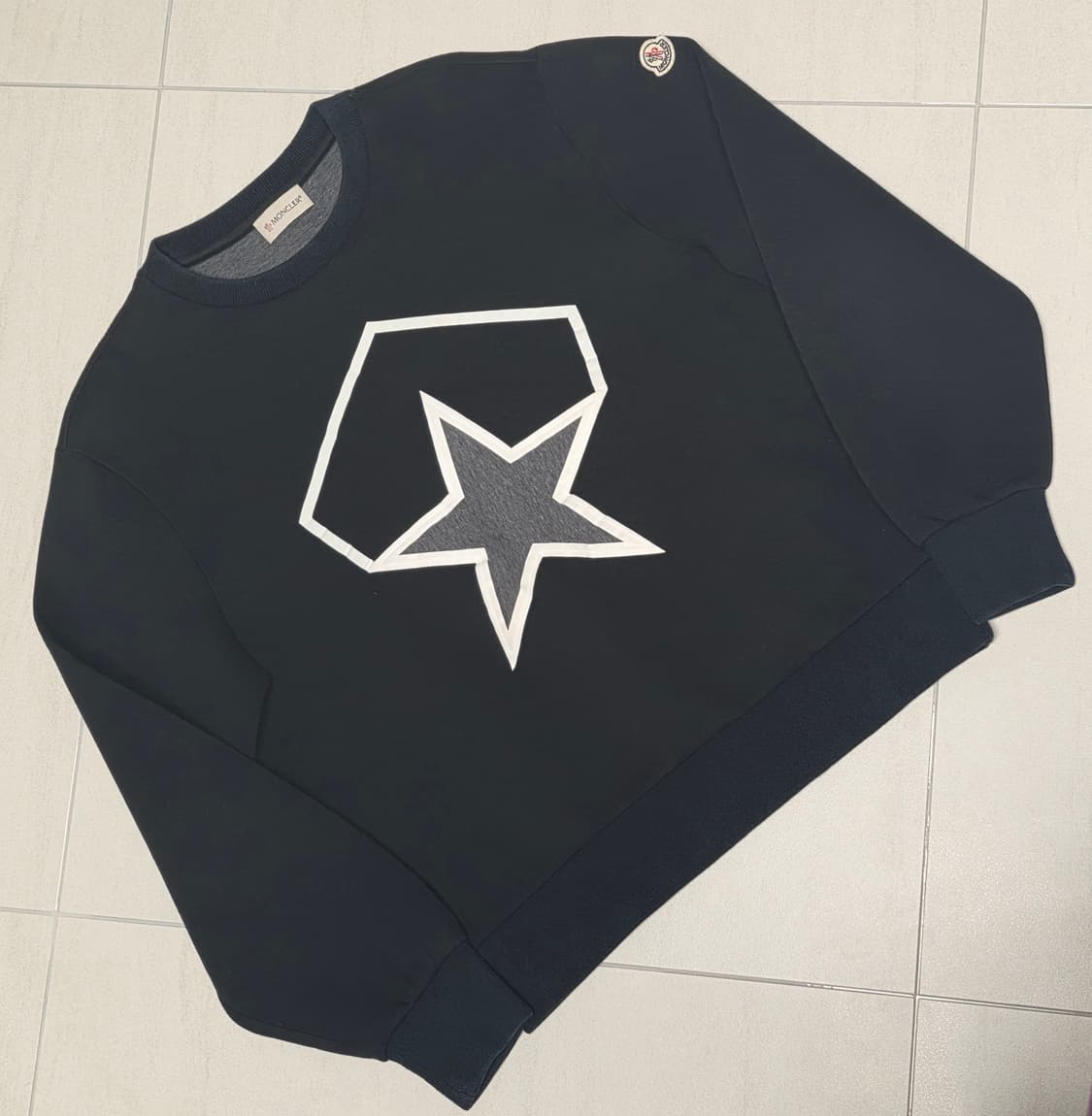 몽클레어 블랙 스타 로고 맨투맨 S 상품이미지1