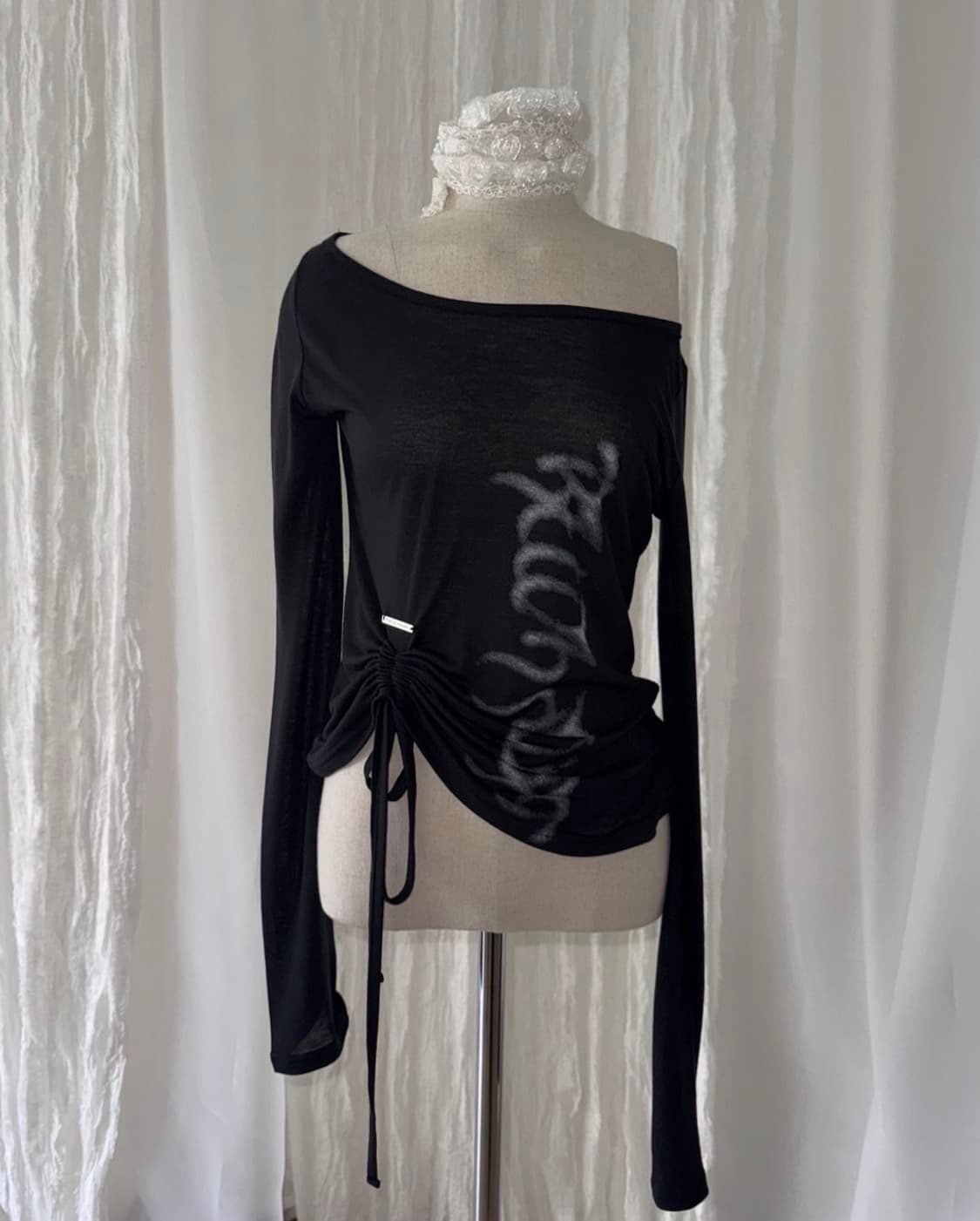 에트오소메 원숄더 롱슬리브 셔링탑 빛오 상품이미지1