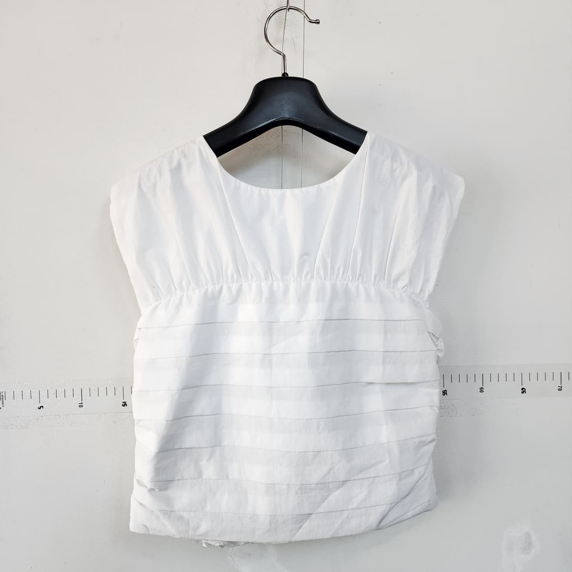 잇미샤 화이트 셔링 민소매 블라우스 상품이미지3