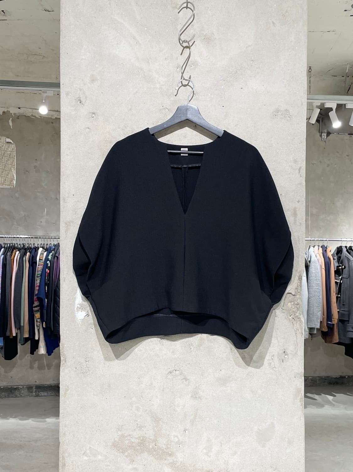 토템 블랙 페니턴 퍼프 슬리브 블라우스 상품이미지1