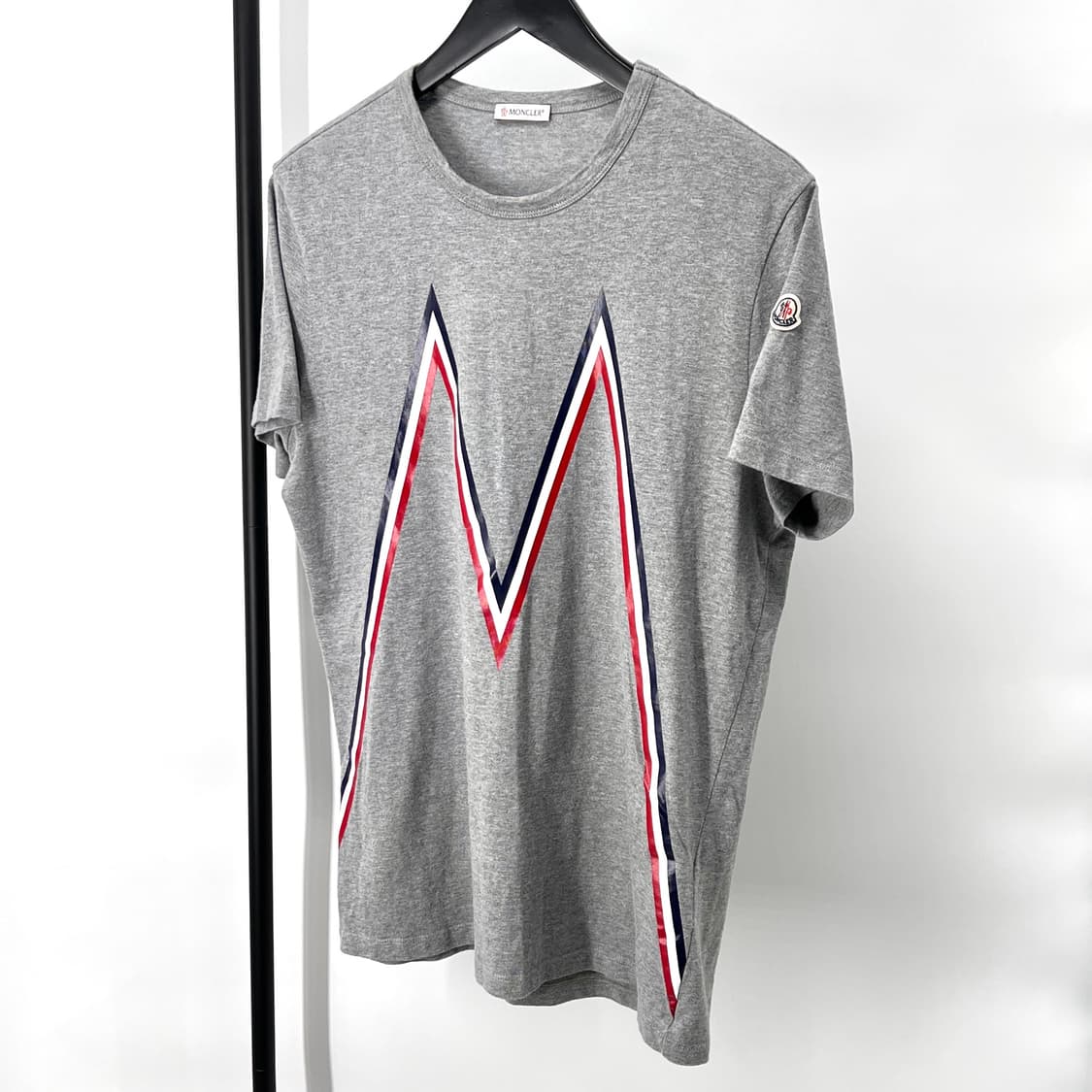 [L사이즈] 몽클레어 로고 반팔 티셔츠 그레이 상품이미지2