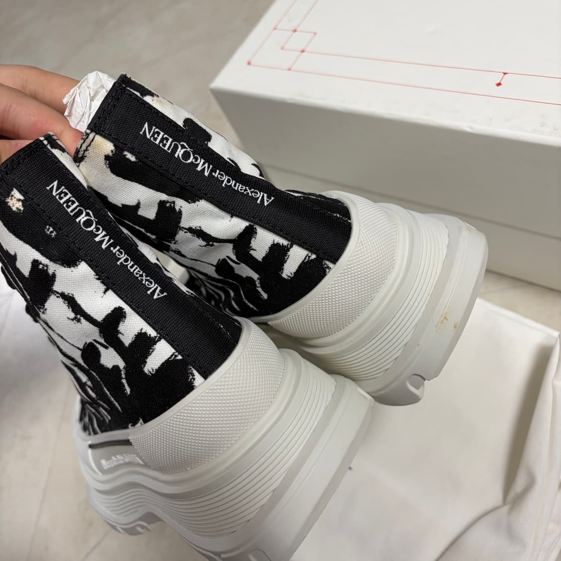 새상품(230)알렉산더맥퀸 그래피티 트레드 슬릭 부츠 화이트블랙 상품이미지8