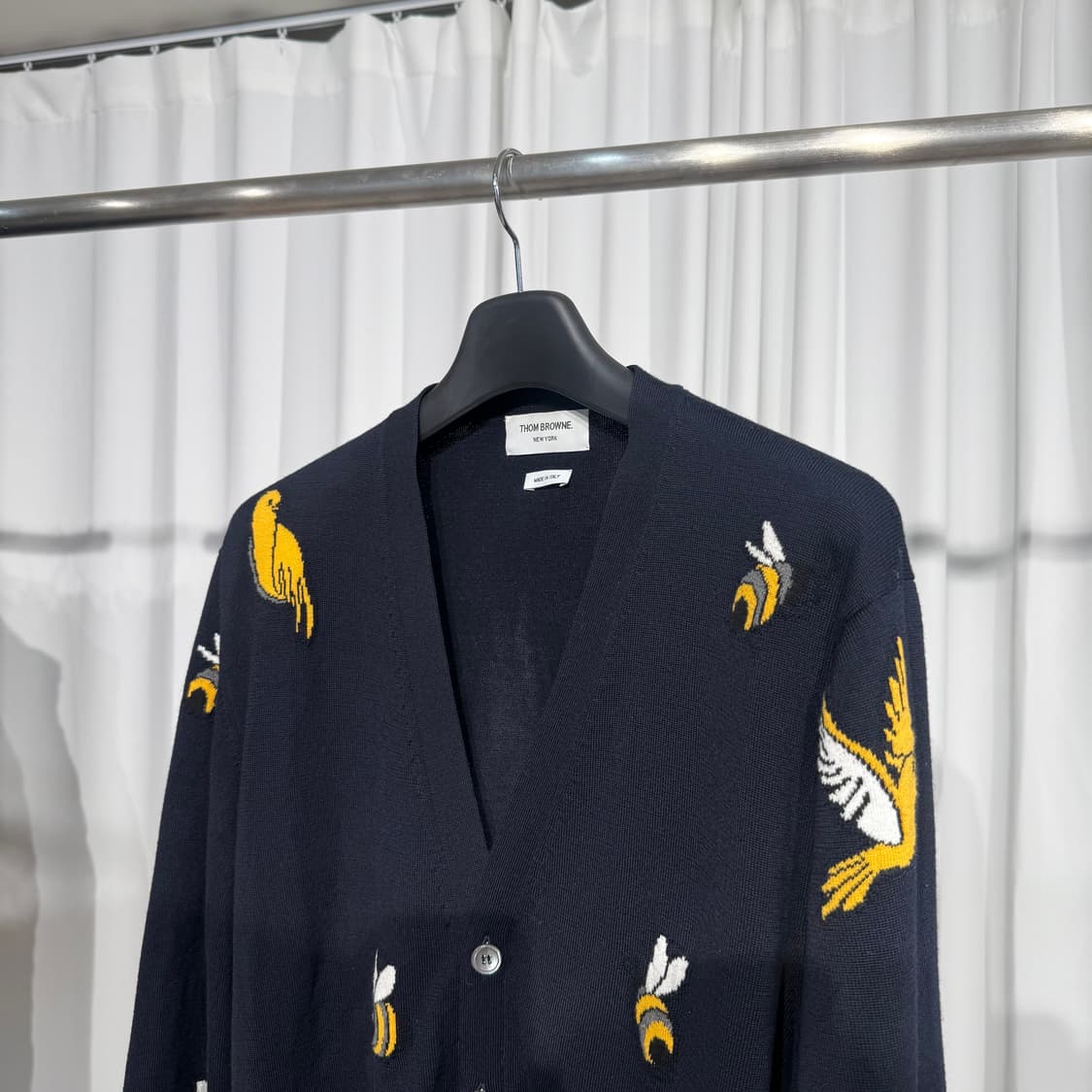 (5) 톰브라운 25SS 사선완장 버드 앤 비 브이넥 가디건 상품이미지2