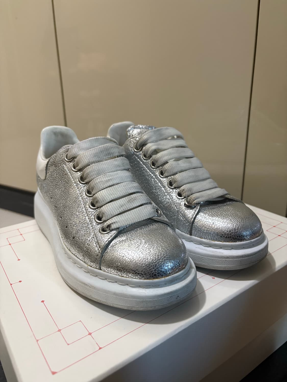 알렉산더 맥퀸 스니커즈 실버 정품 상품이미지1