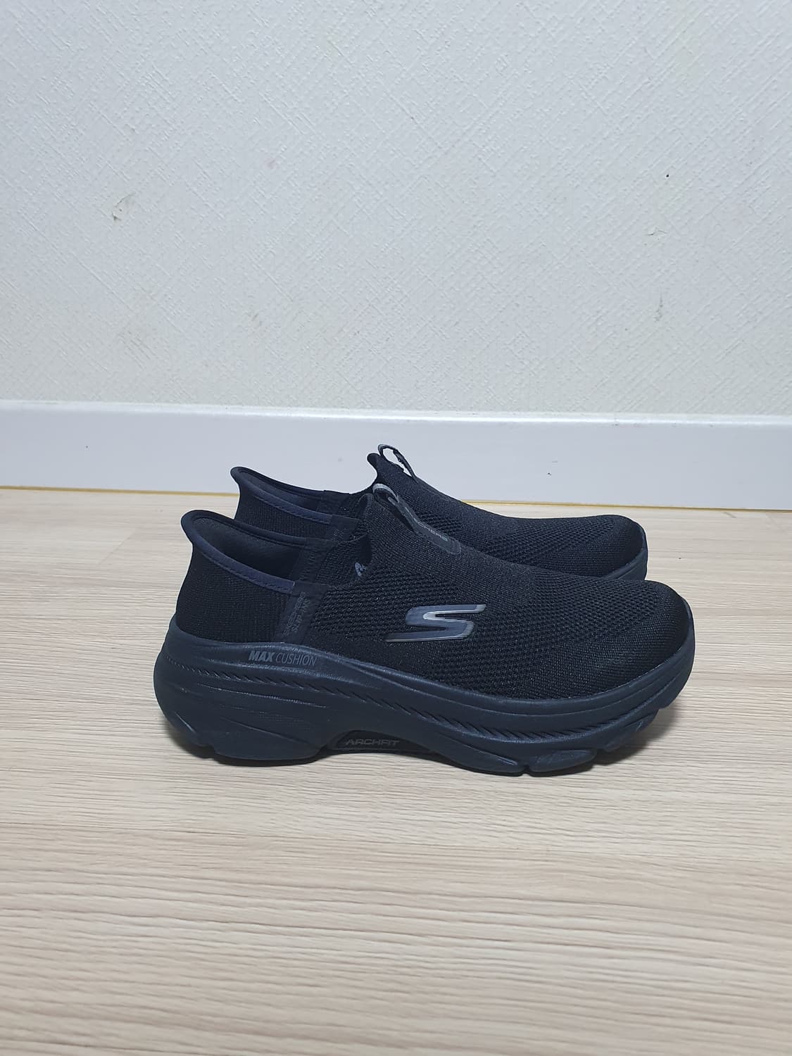 스케쳐스 맥스쿠션 아치핏 블랙 슬립온 235 상품이미지1