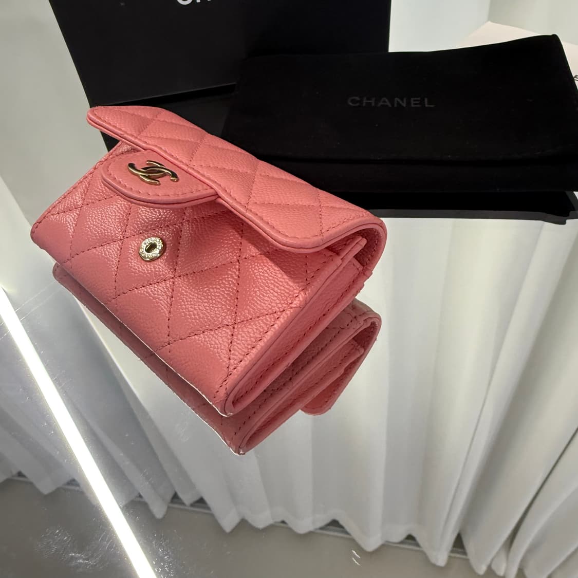 샤넬 클래식 카드 홀더 그레인드 카프스킨 & 골드 메탈 유광핑크 상품이미지6