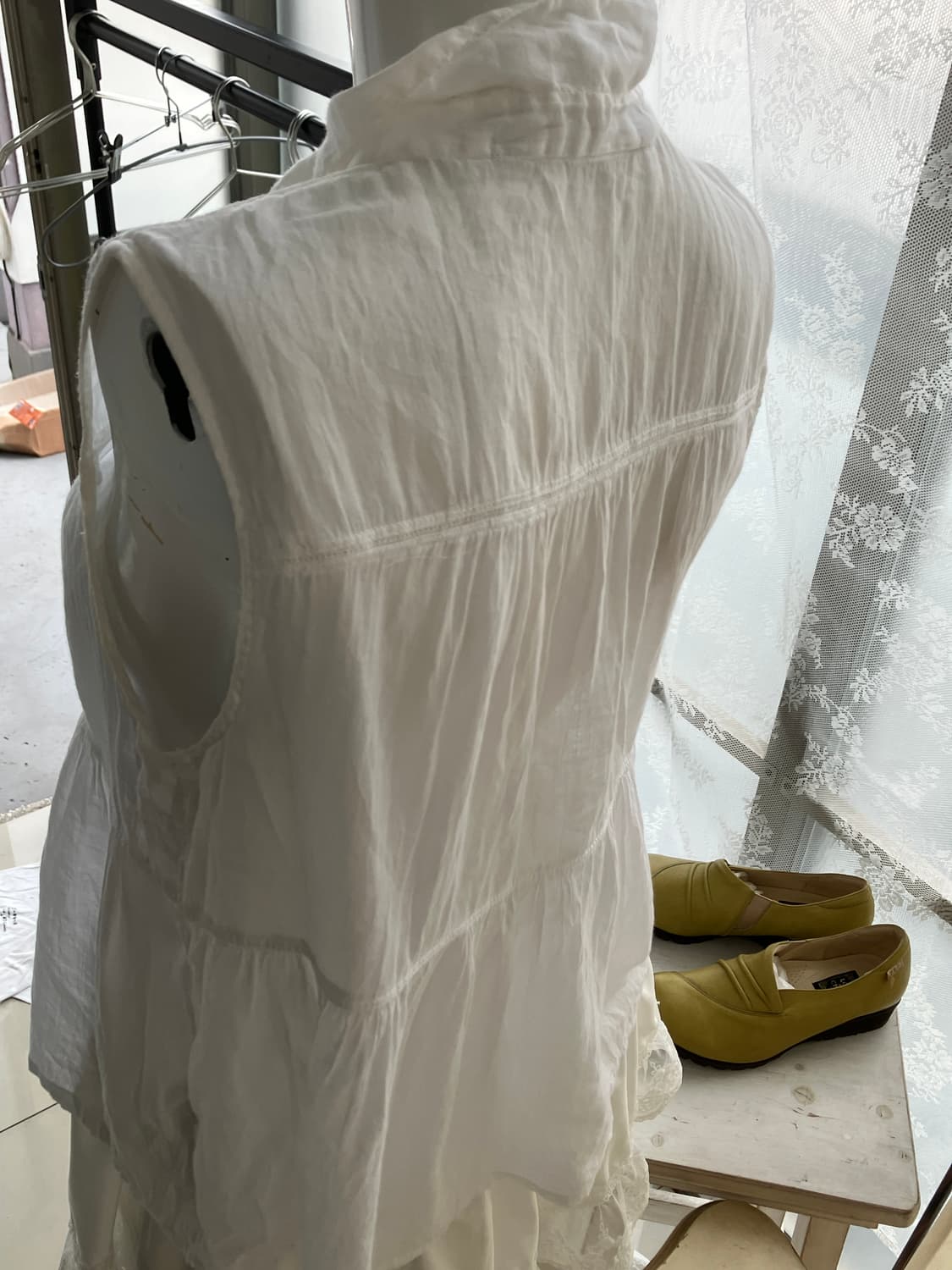 white frill sleeveless blouse 상품이미지2