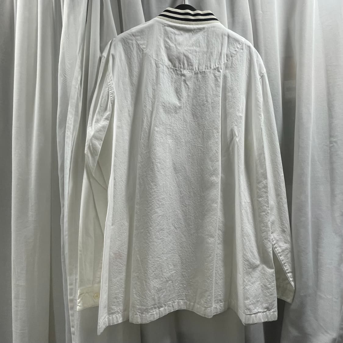 써네이/ 브이넥 립 풀오버 셔츠/ S  스웻셔츠와 셔츠를 합쳐놓은 듯한  상품이미지2