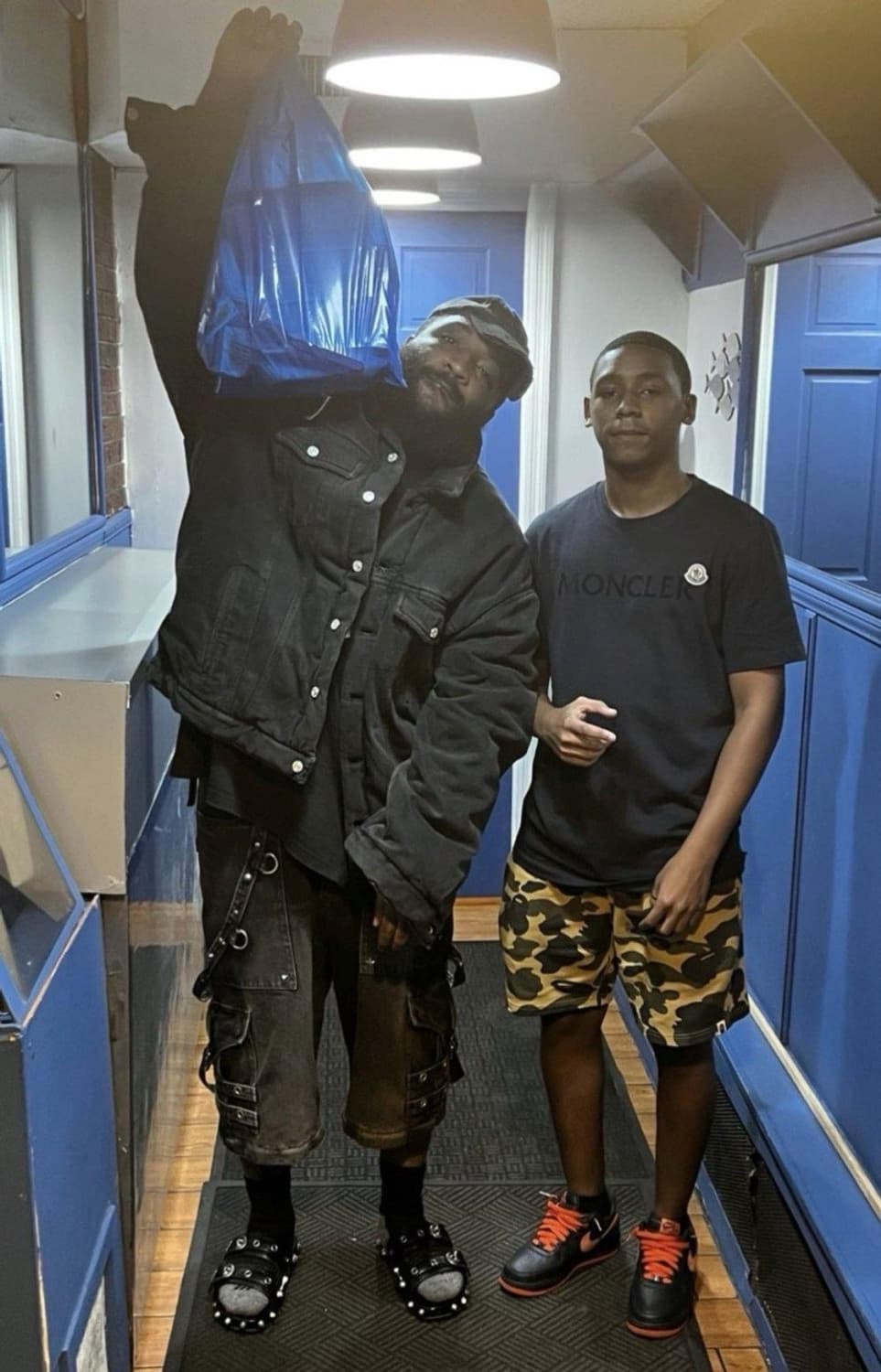 에이삽 바리와 양갱님이  입은 발렌시아가 간지깡패 데님 패딩 자켓 흑청 상품이미지2