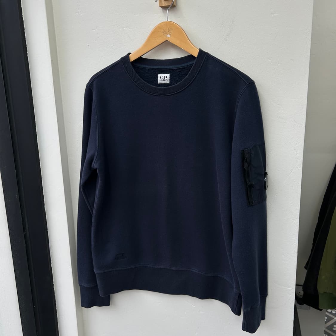16372 - C.P 컴퍼니 네이비 렌즈 맨투맨 상품이미지2