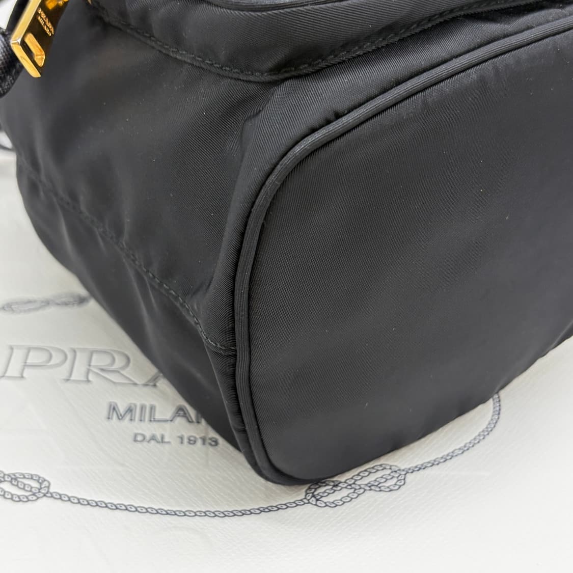 프라다 삼각로고 나일론 버킷백 블랙 (1BH038) 상품이미지6