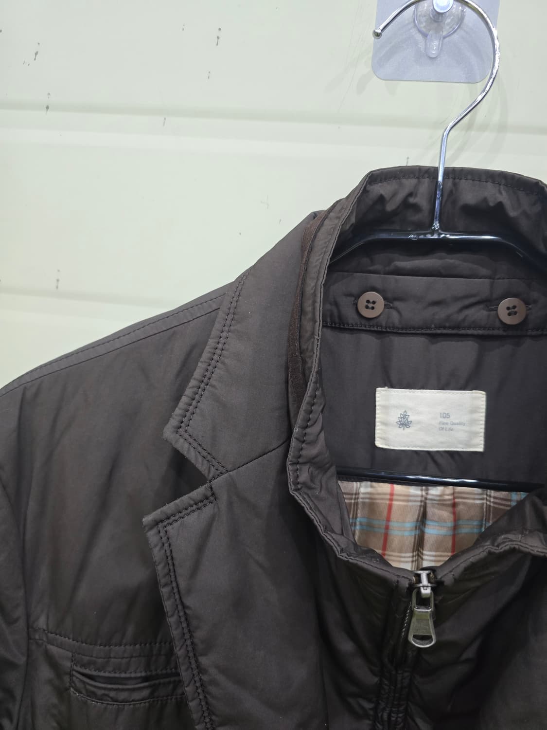 차분한 다크 브라운 컬러의 105 패딩 자켓 상품이미지7