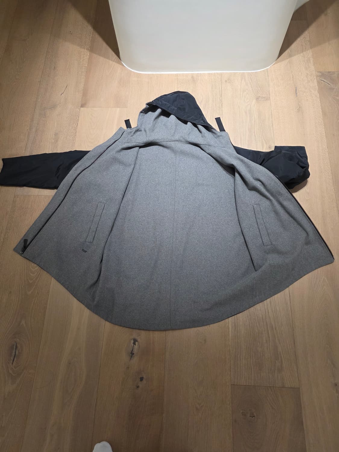 DKNY 블랙 그레이 리버시블 색상의 후드 자켓입니다
 상품이미지3