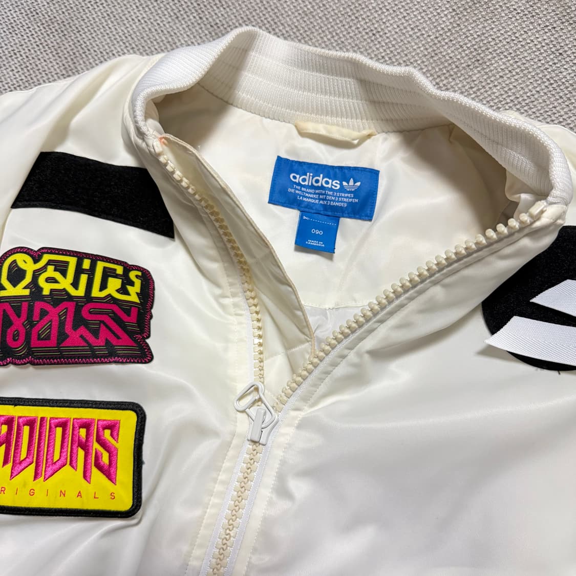 아디다스 화이트 패치 봄버 자켓 상품이미지4