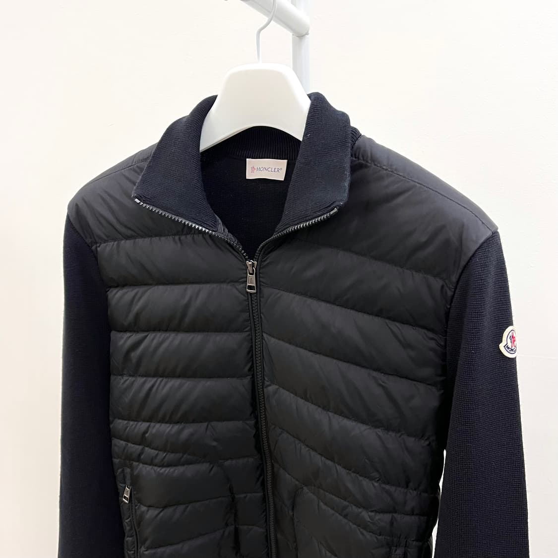 [25년식/M사이즈] 몽클레어 니트패딩 와펜 로고 김현우 패딩 블랙 상품이미지1