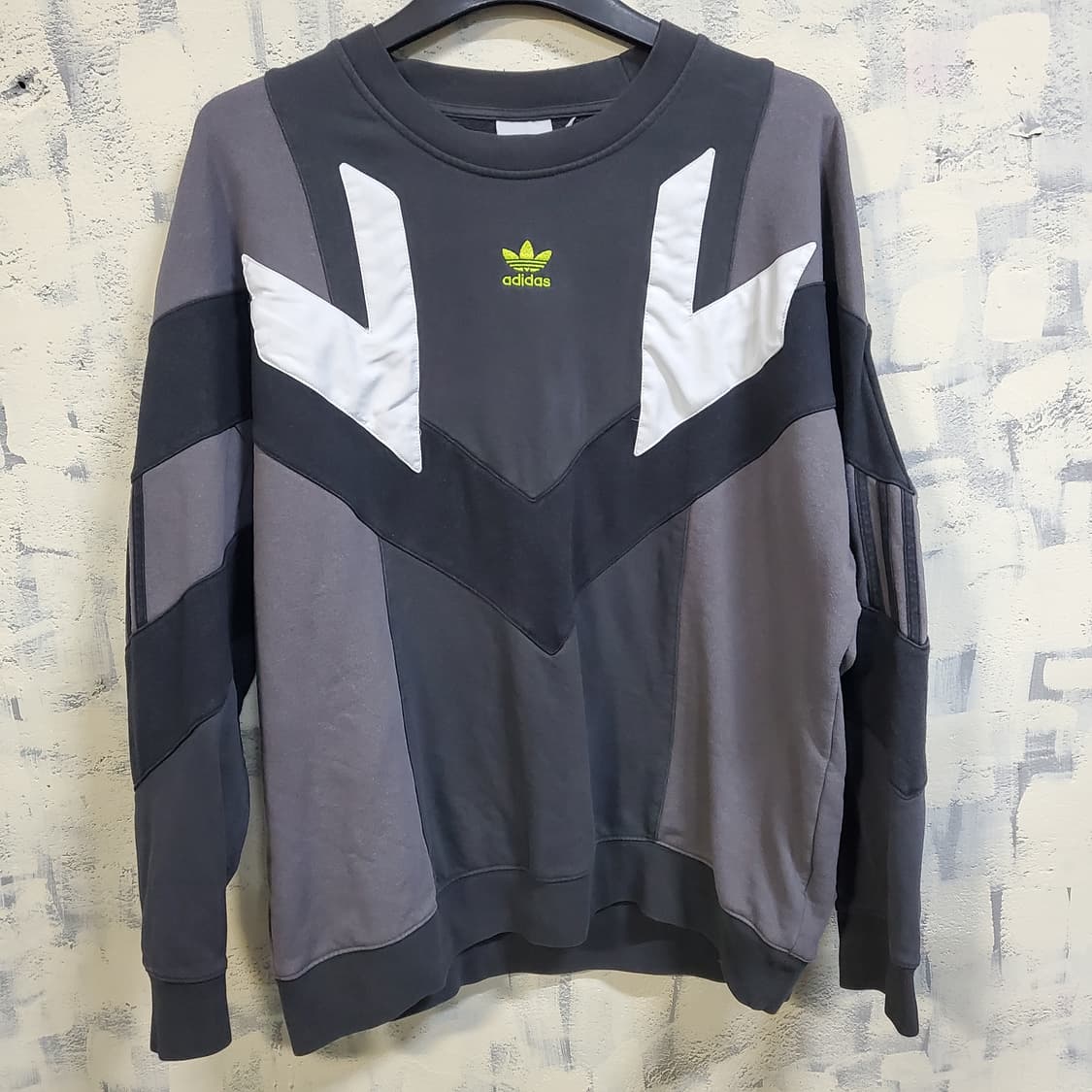 아디다스 오리지널 엠브로이더드  맨투맨 상품이미지1