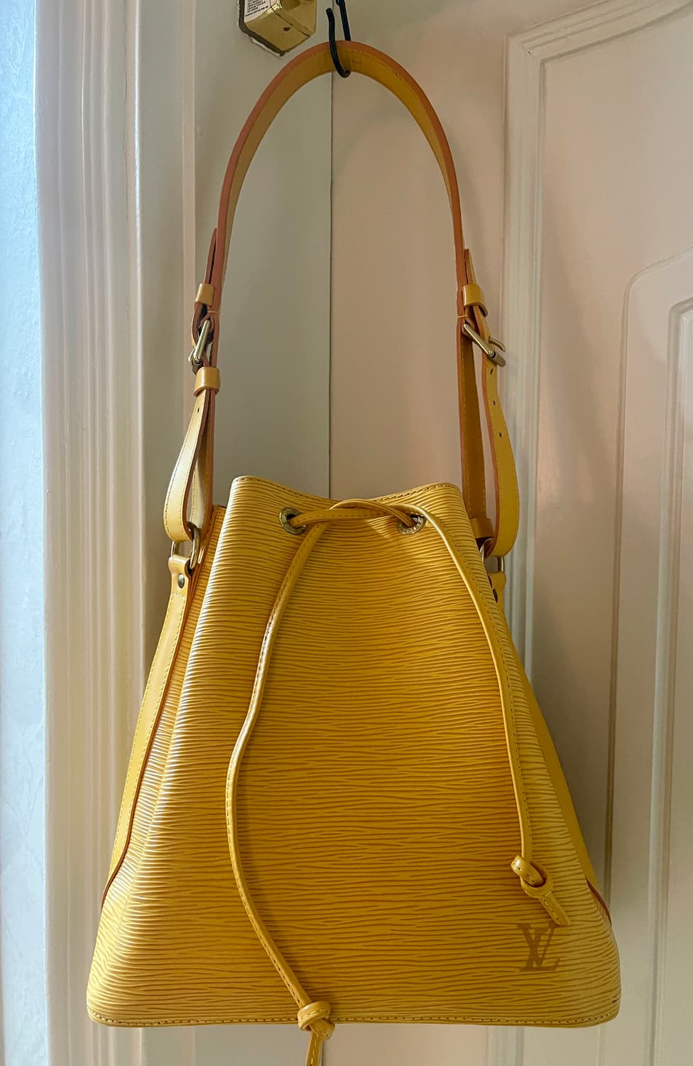 루이비통 Louis Vuitton쁘띠 노에 빈티지 (에피 옐로우) 상품이미지1