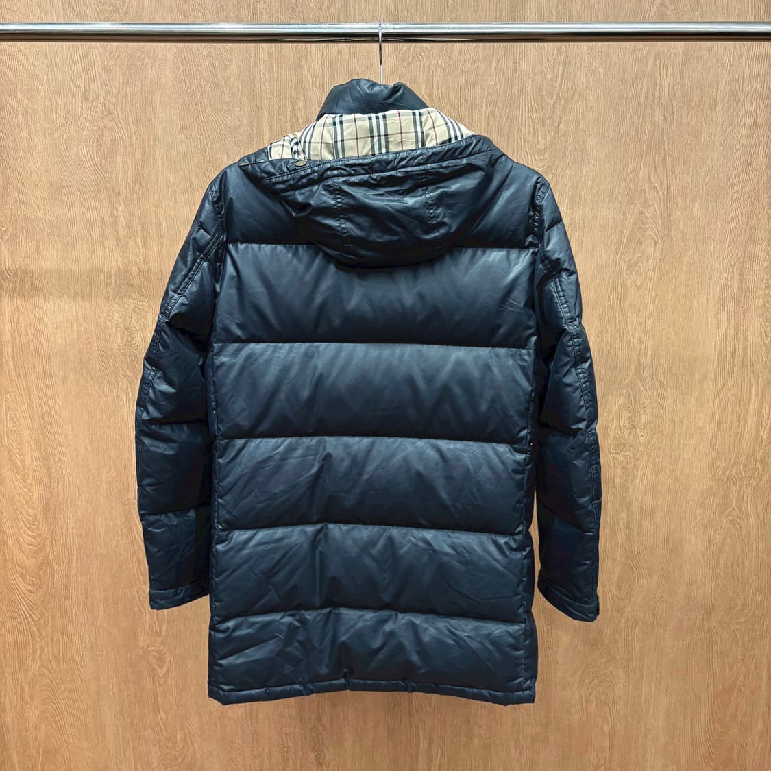 버버리 블랙 라벨 미디 후드 패딩 파카 소매 골드 로고 자수 디테일 블랙 상품이미지3