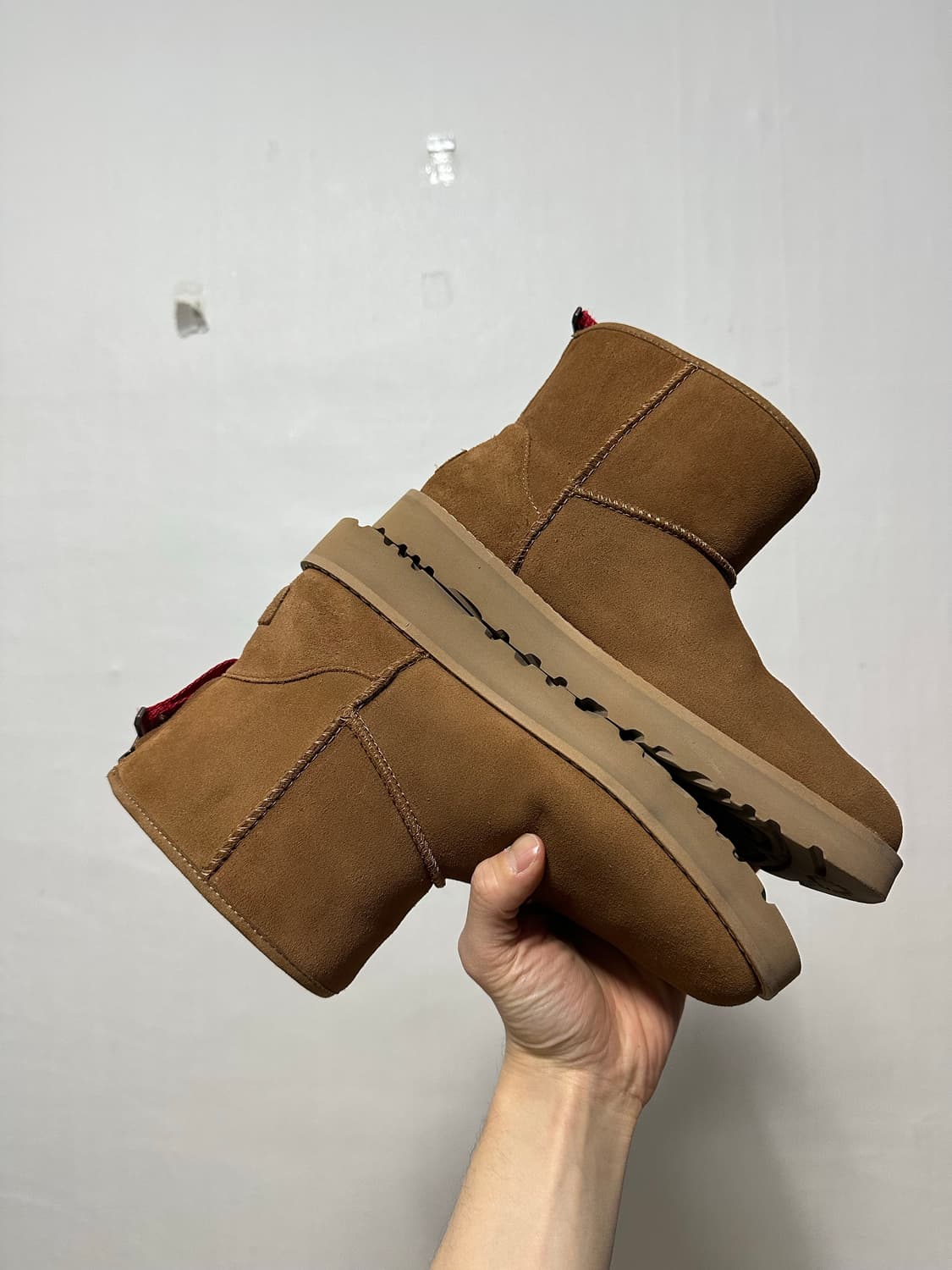 어그 UGG 미니 로고 집업 부츠 체스터넛  상품이미지3