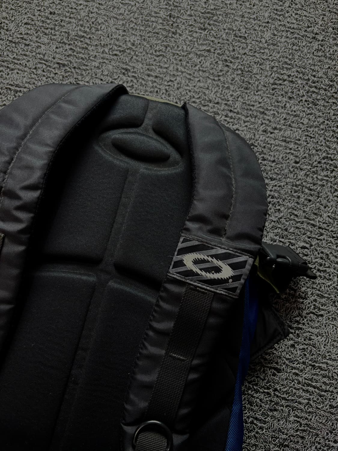 오클리 아이콘 로고 아카이브 테크웨어 백팩 1409 상품이미지4