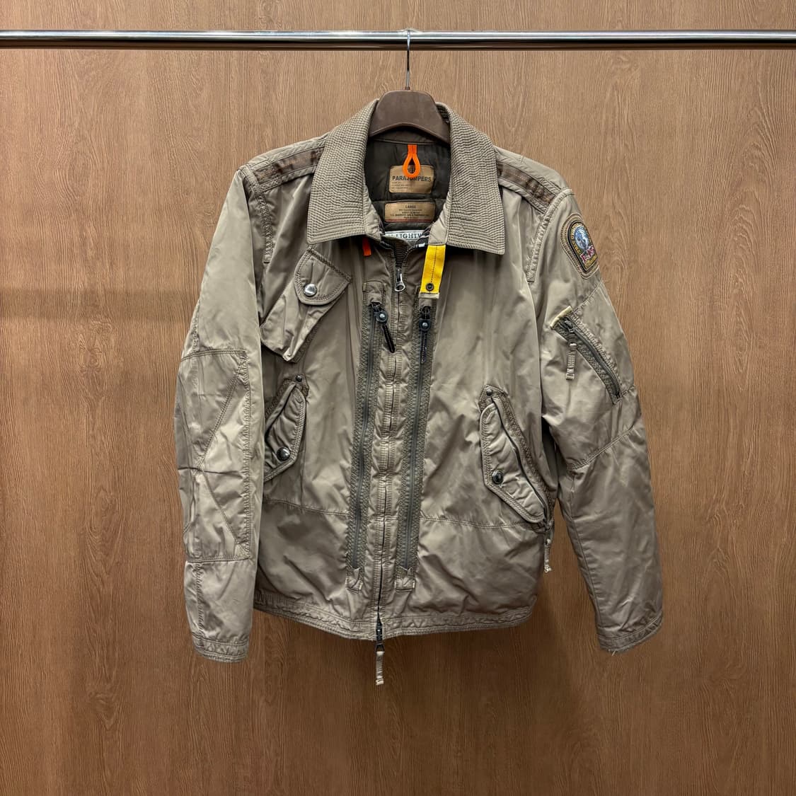 파라점퍼스 라이트 웨이트 나일론 자켓 옐로우 버클 스트랩 디테일 베이지 상품이미지2