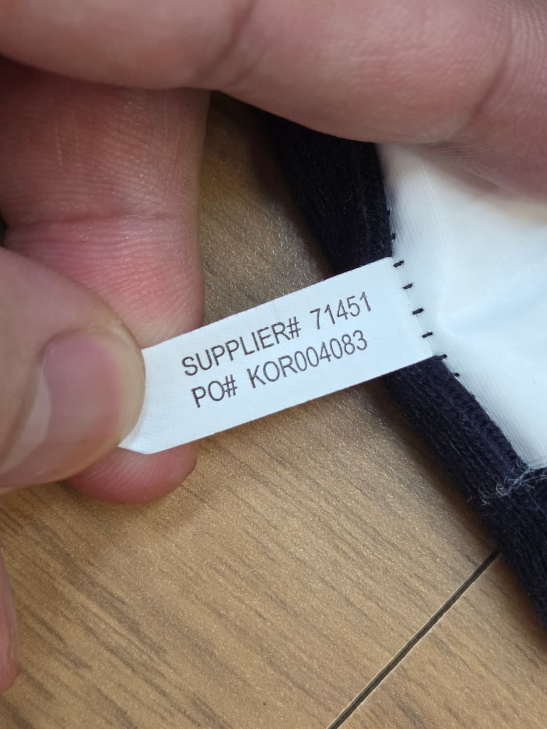 폴로 랄프로렌 남성 스웨터 네이비 색상입니다. 사이즈는 S이고, 목 부분 상품이미지6