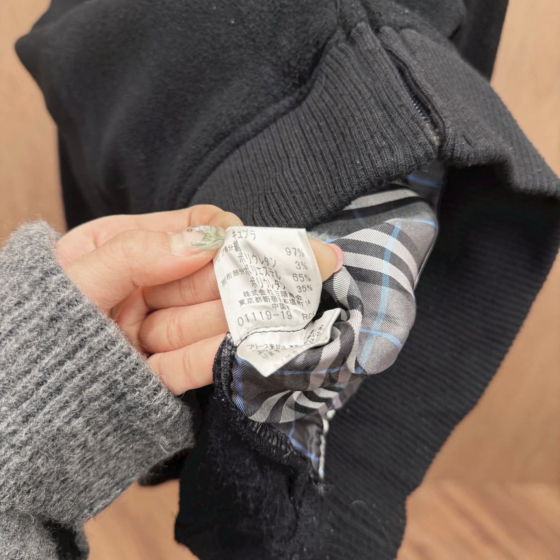 버버리 블랙라벨 긴팔 카라넥 플리스 로고 자수 골지 넥라인 디테일 블랙 상품이미지7