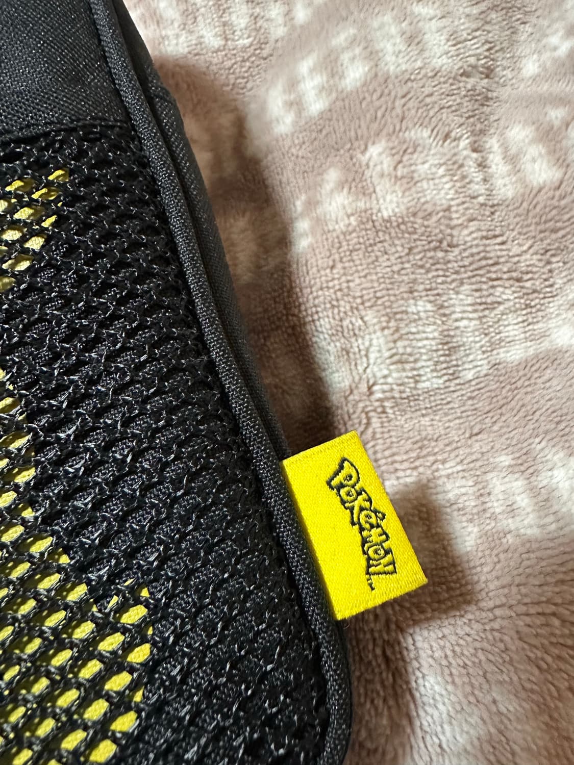 아이앱 스튜디오 x 포켓몬 로켓단 파우치 블랙 레드 - 오프라인 스토어  상품이미지3