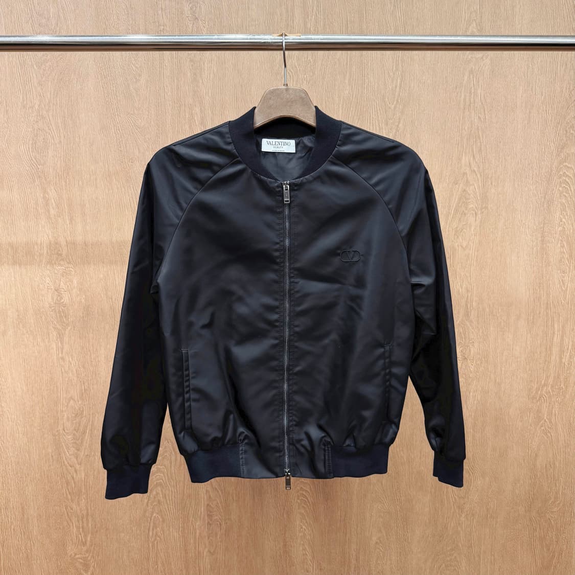 발렌티노 뷰티 나일론 블루종 집업 로고 자수 디테일 블랙 상품이미지2