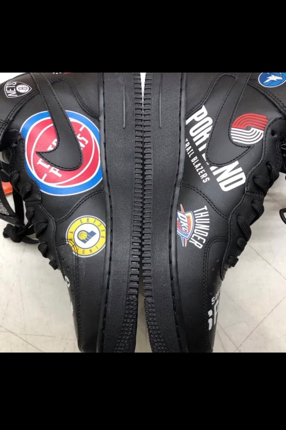 나이키 x 슈프림 에어포스 1 미드 NBA 블랙 상품이미지4
