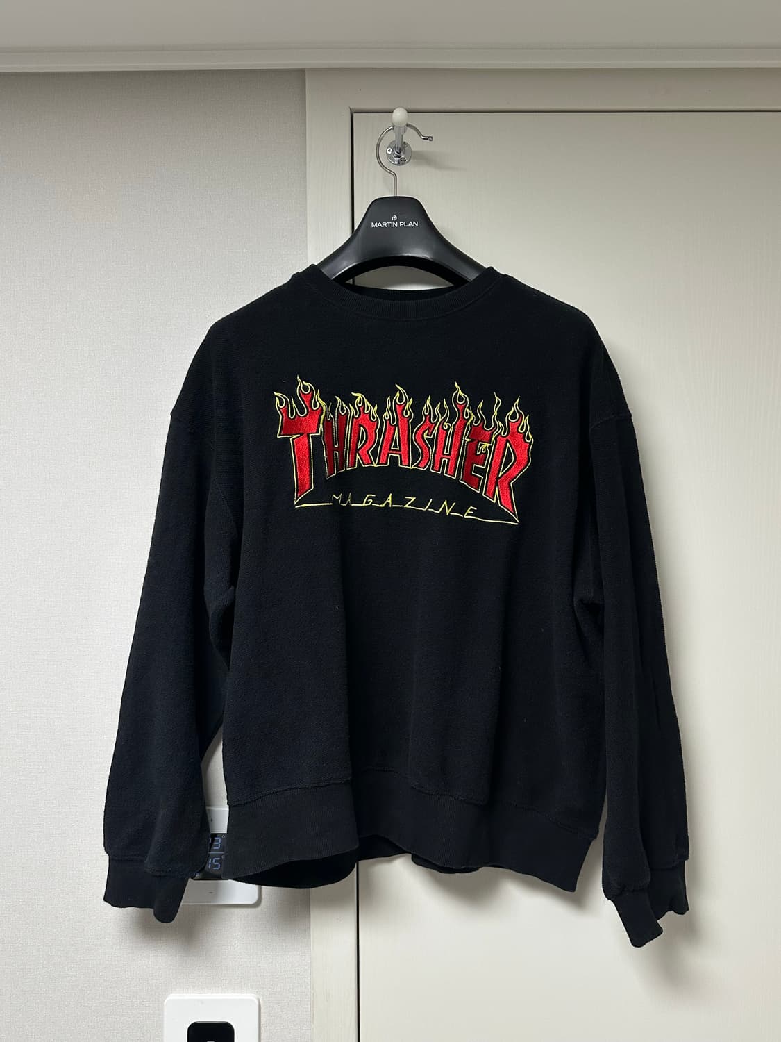 트레셔 플레임 로고 맨투맨 블랙 상품이미지3