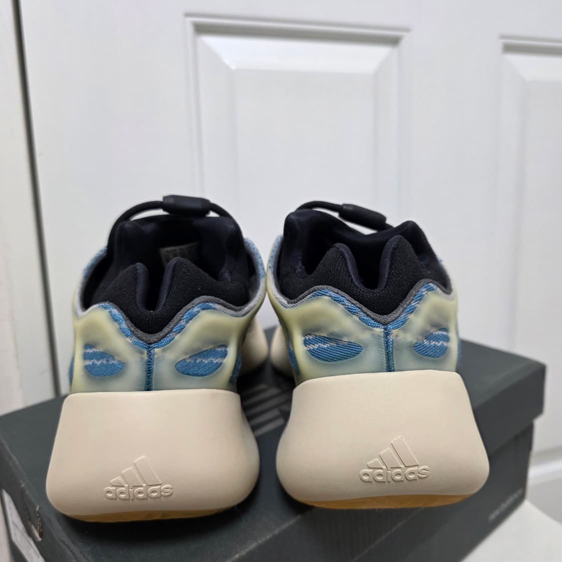아디다스 이지 700 V3 카이아나이트 285 칸예 신발 상품이미지6
