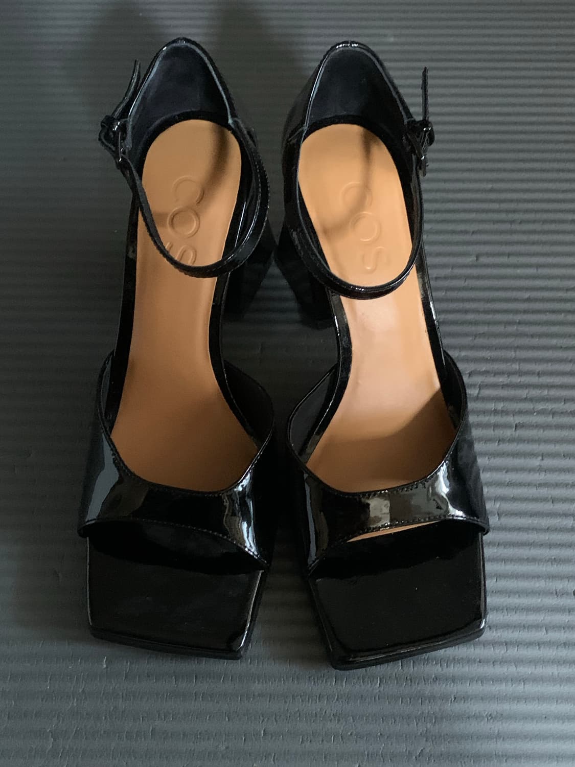 (새상품)COS 코스 스퀘어 에나멜 슈즈 상품이미지2