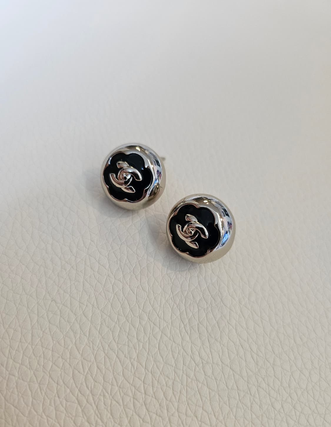 샤넬 블랙 투톤 까멜리아 CC 턴락 볼 귀걸이 업사이클링 상품이미지5