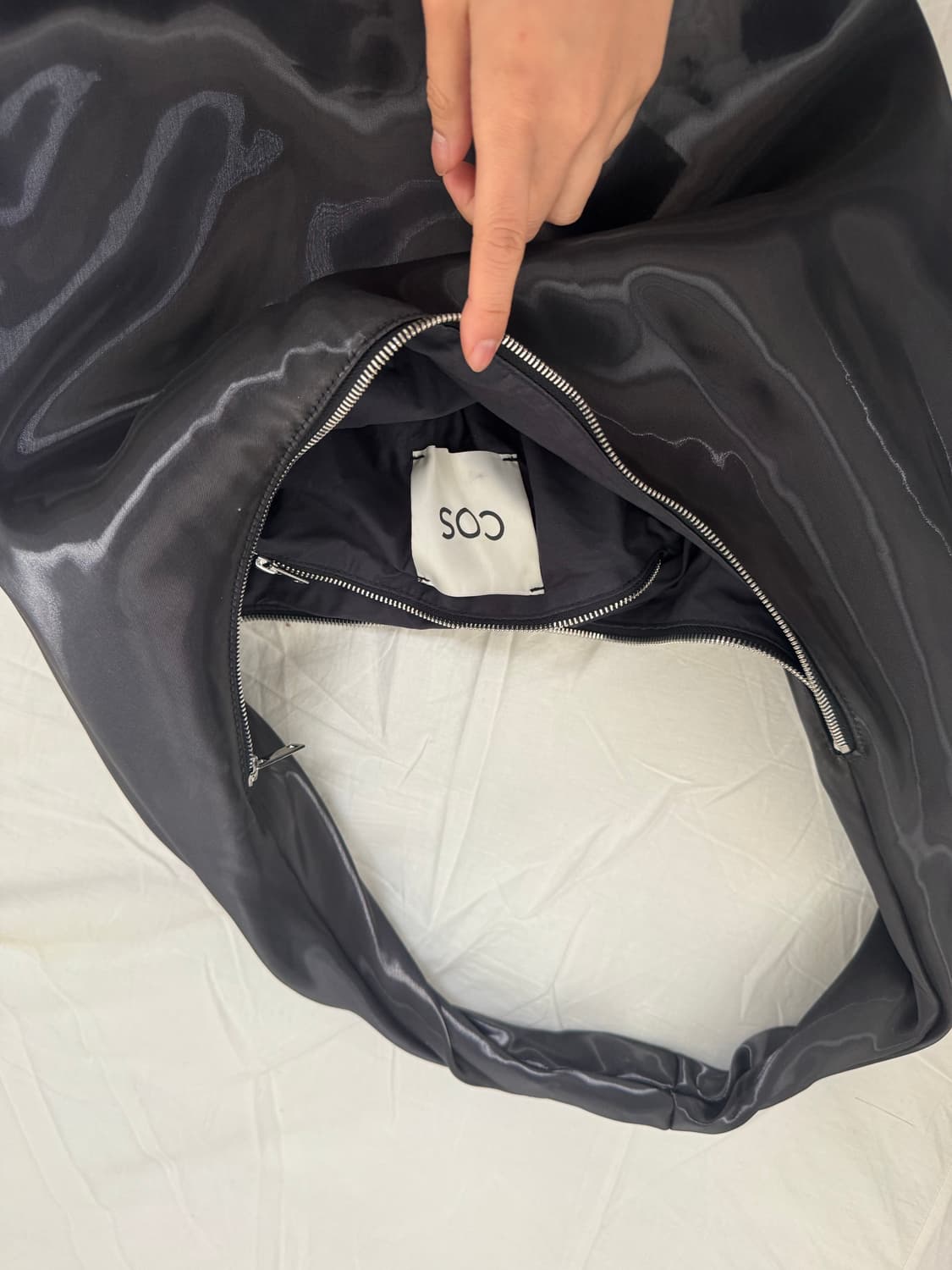 Cos 샤인 크로스백 보부상 가방 상품이미지3