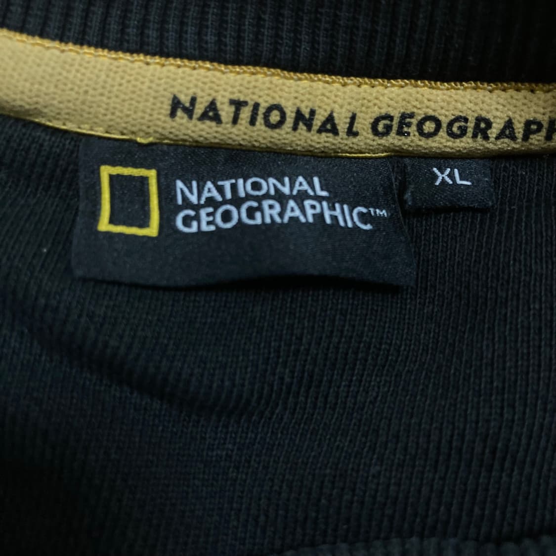 내셔널 지오그래픽 스몰 로고 와펜 블랙 맨투맨 상품이미지4